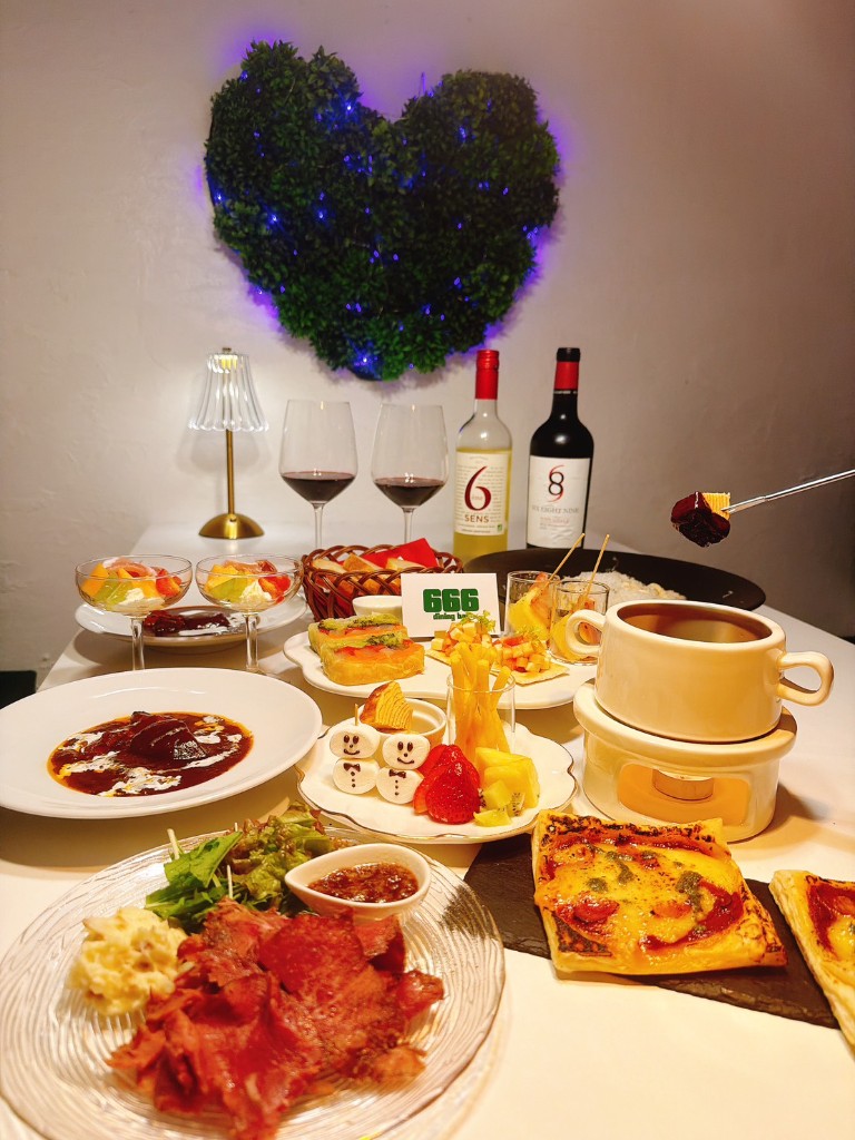 dining BAR 666（むむむ）のコース料理とワイン、ハート型イルミネーションのある店内